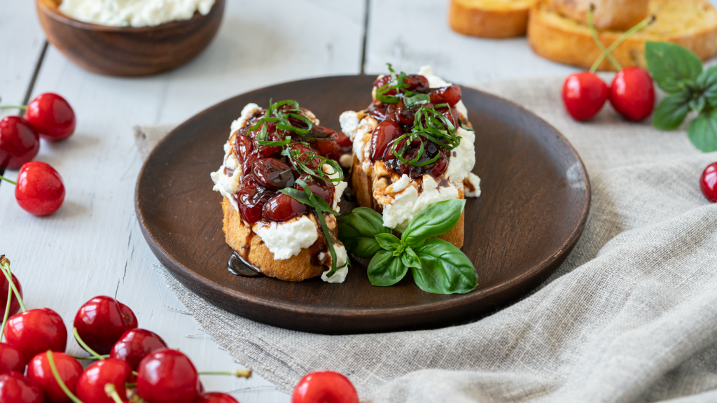 Rezept: Fruchtige Bruschetta aus Kirschen - Flavoury Food Blog